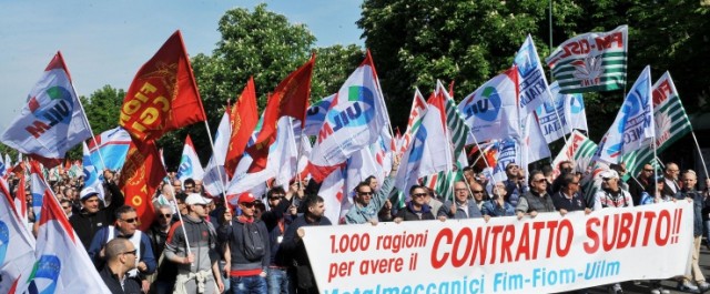 Il corteo in occasione dello sciopero nazionale dei metalmeccanici, Torino, 20 aprile 2016. ANSA/ALESSANDRO DI MARCO