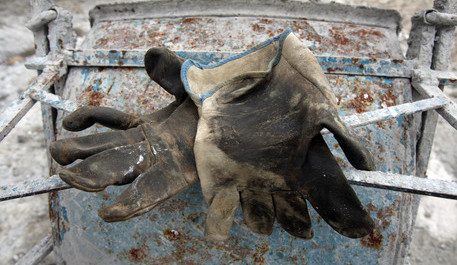 Una immagine simbolica per ricordare le morti bianche in un cantiere di Pontedera (Pisa), in una immagine del 04 marzo 2008. Le morti sul lavoro hanno toccato nel
2009 il minimo storico. Secondo i dati dell'Inail, diffusi in luglio, mai dal dopoguerra - per l'esattezza dal 1951, inizio delle rilevazioni statistiche - si era registrato un livello,
seppur ancora drammatico, cosi' basso: 1.050 le vittime nel 2009. Un numero in flessione del 6,3% sul 2008 (quando i casi mortali erano stati 1.120).
ANSA/FRANCO SILVI