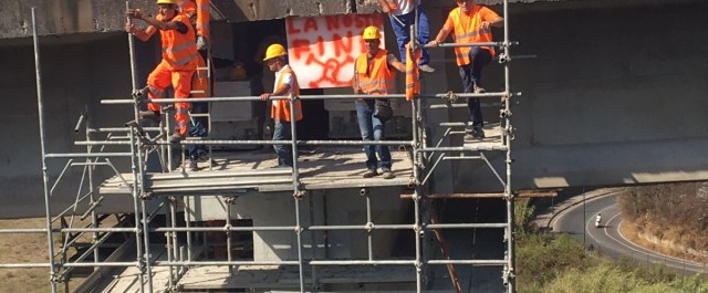 PROTESTA OPERAI PONTEGGI